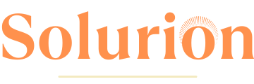 Logo de Solurion sur fond violet avec un texte en orange vif. Le nom 'Solurion' est écrit en majuscules avec une typographie moderne. Une forme spiralée orne le côté droit du logo, évoquant une dynamique d'innovation et de croissance dans le secteur de l'énergie solaire.